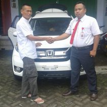 Foto Penyerahan Unit 10 Sales Marketing Mobil Dealer Honda Probolinggo Suthe