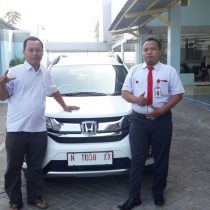 Foto Penyerahan Unit 15 Sales Marketing Mobil Dealer Honda Suthe