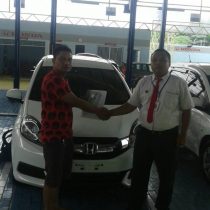 Foto Penyerahan Unit 5 Sales Marketing Mobil Dealer Honda Probolinggo Suthe