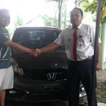 Foto Penyerahan Unit 8 Sales Marketing Mobil Dealer Honda Probolinggo Suthe